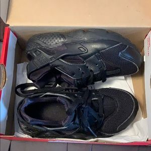 Black toddler huarache used in good condition